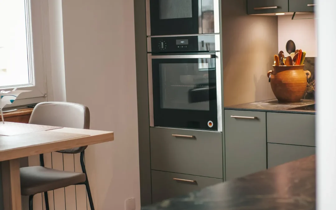 Réalisation d’une cuisine moderne et élégante à Dijon : céramique Dinger Stone & façades vert minéral brut