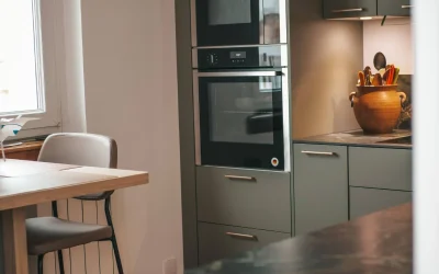 Réalisation d’une cuisine moderne et élégante à Dijon : céramique Dinger Stone & façades vert minéral brut