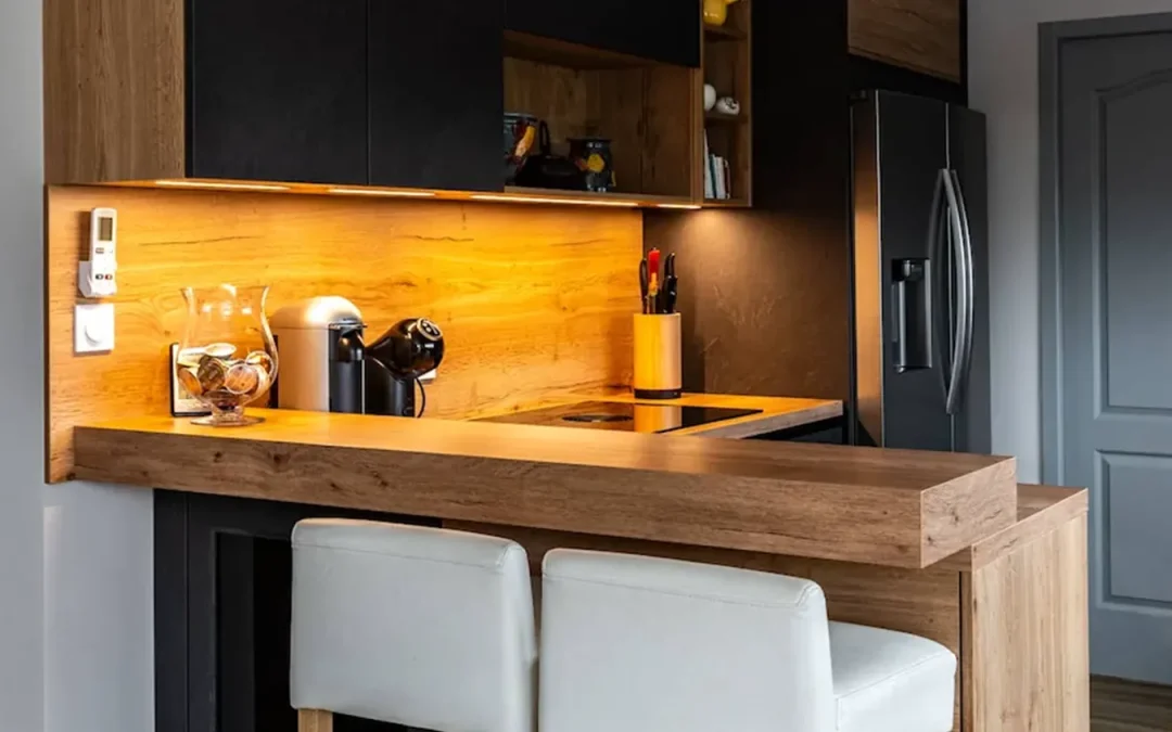 Réalisation sur-mesure : une cuisine contemporaine et une salle de bain élégante