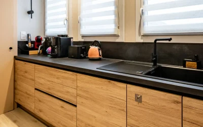 Une cuisine contemporaine bois et noir : élégance et fonctionnalité au quotidien