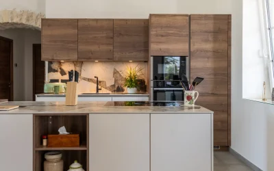 Réalisation d’une cuisine sur mesure bois et blanc : modernité et caractère au cœur de l’ancien