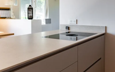 Réalisation d’une cuisine sur mesure beige et bois : douceur, élégance et détails dorés