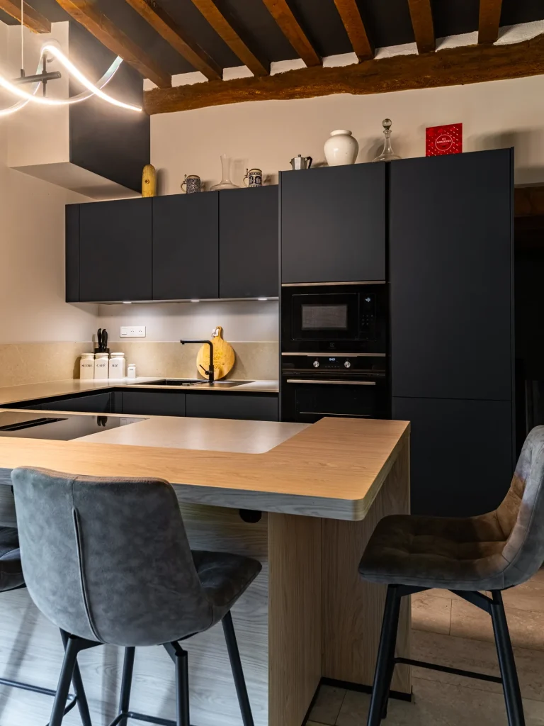 realisation-cuisine-noire-bois-sur-mesure-dijon-1