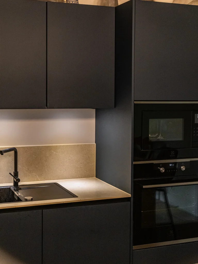 realisation-cuisine-noire-bois-sur-mesure-dijon-10