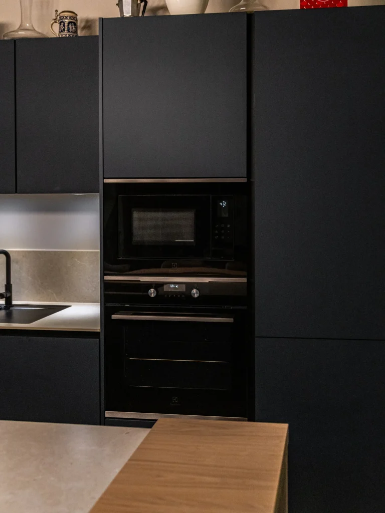 realisation-cuisine-noire-bois-sur-mesure-dijon-12