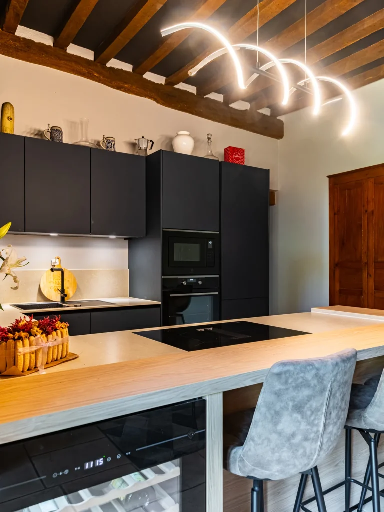 realisation-cuisine-noire-bois-sur-mesure-dijon-3