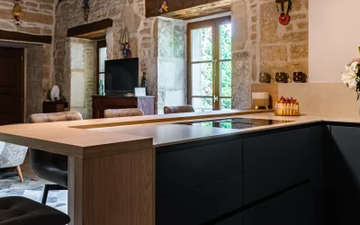 Réalisation d’une cuisine sur mesure noire et bois : une écriture contemporaine au cœur de l’ancien