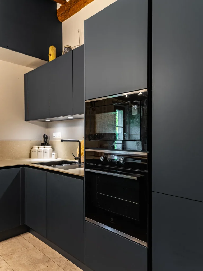 realisation-cuisine-noire-bois-sur-mesure-dijon-6